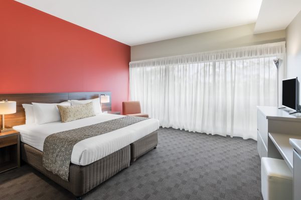travelodge-hotel-hobart-airport-assessable-guest-room-bedroom-king-02-2018 copy