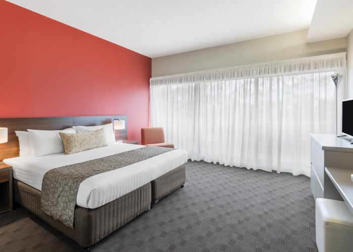 travelodge-hotel-hobart-airport-assessable-guest-room-bedroom-king-02-2018 copy