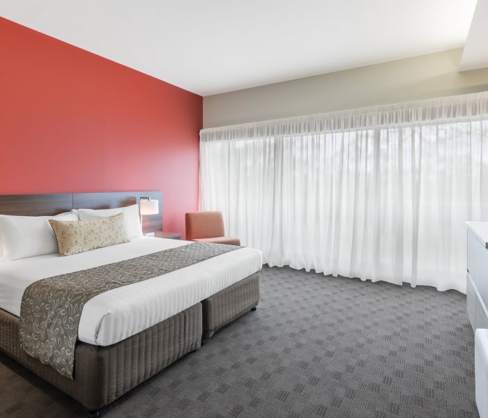 travelodge-hotel-hobart-airport-assessable-guest-room-bedroom-king-02-2018 copy