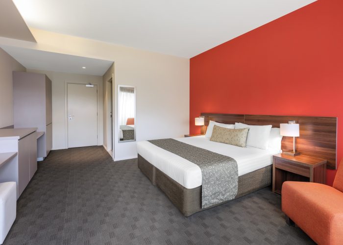 travelodge-hotel-hobart-airport-assessable-guest-room-bedroom-king-04-2018