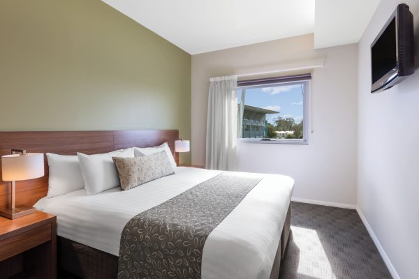 travelodge-hotel-hobart-airport-executive-room-bedroom-king-01-2018