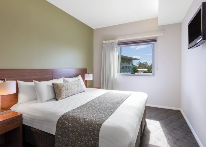 travelodge-hotel-hobart-airport-executive-room-bedroom-king-01-2018