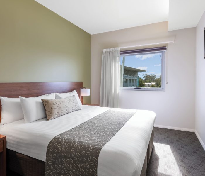 travelodge-hotel-hobart-airport-executive-room-bedroom-king-01-2018