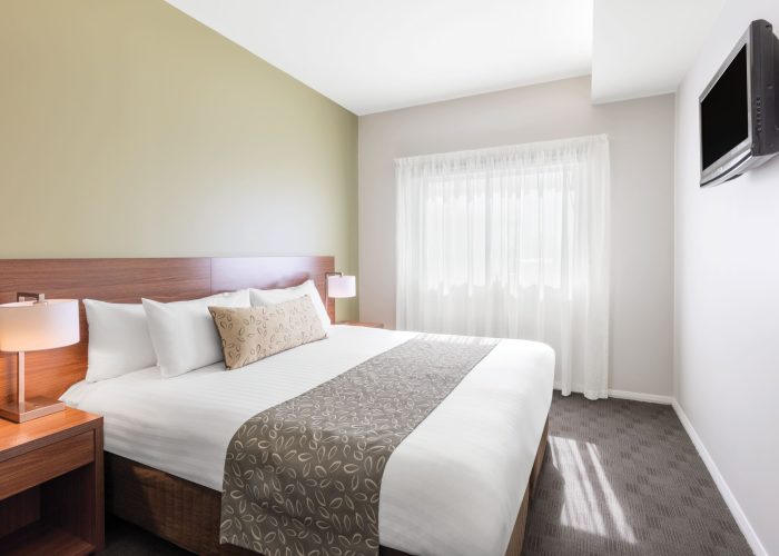 travelodge-hotel-hobart-airport-executive-room-bedroom-king-02-2018