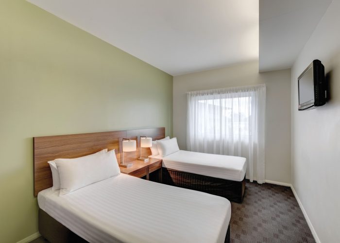 travelodge-hotel-hobart-airport-executive-room-bedroom-twin-01-2016