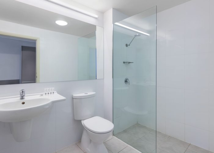 travelodge-hotel-hobart-airport-guest-room-bathroom-01-2018