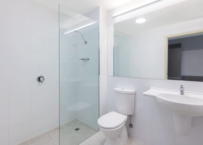 travelodge-hotel-hobart-airport-guest-room-bathroom-03-2018