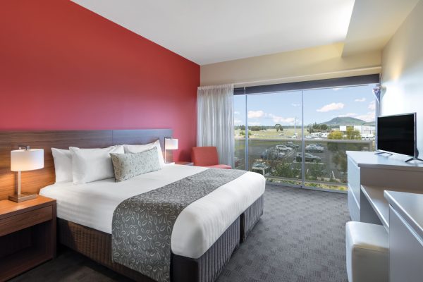 travelodge-hotel-hobart-airport-guest-room-bedroom-king-01-2018