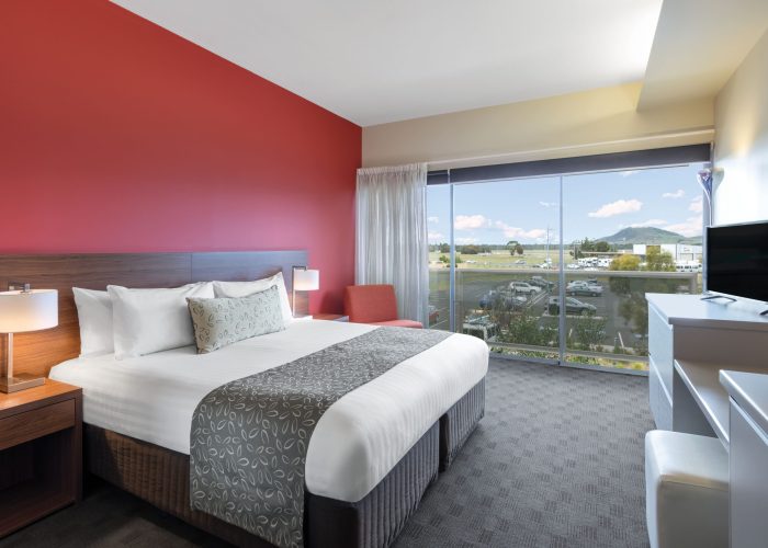 travelodge-hotel-hobart-airport-guest-room-bedroom-king-01-2018