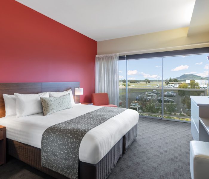 travelodge-hotel-hobart-airport-guest-room-bedroom-king-01-2018