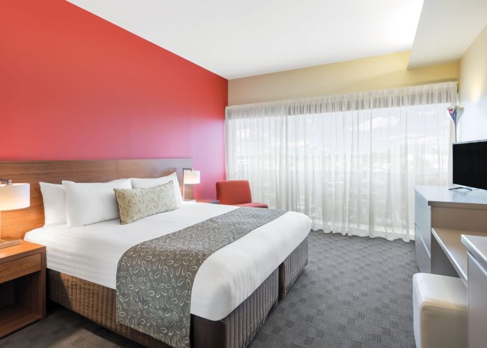 travelodge-hotel-hobart-airport-guest-room-bedroom-king-02-2018