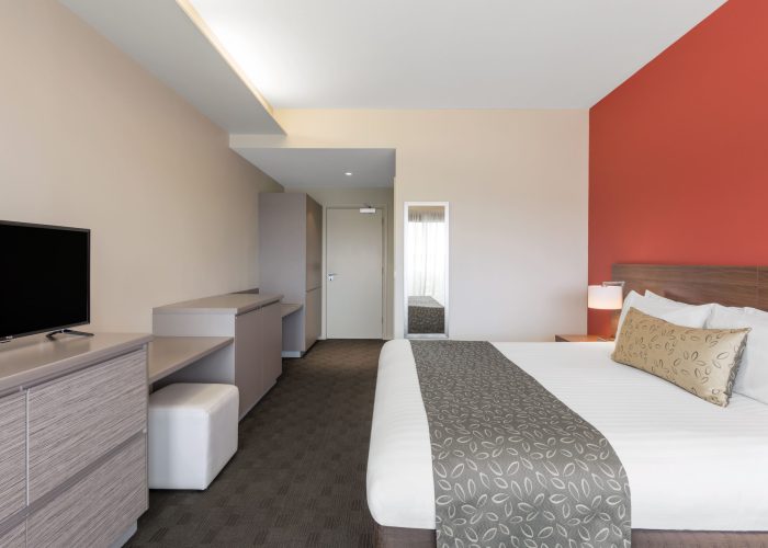 travelodge-hotel-hobart-airport-guest-room-bedroom-king-03-2018