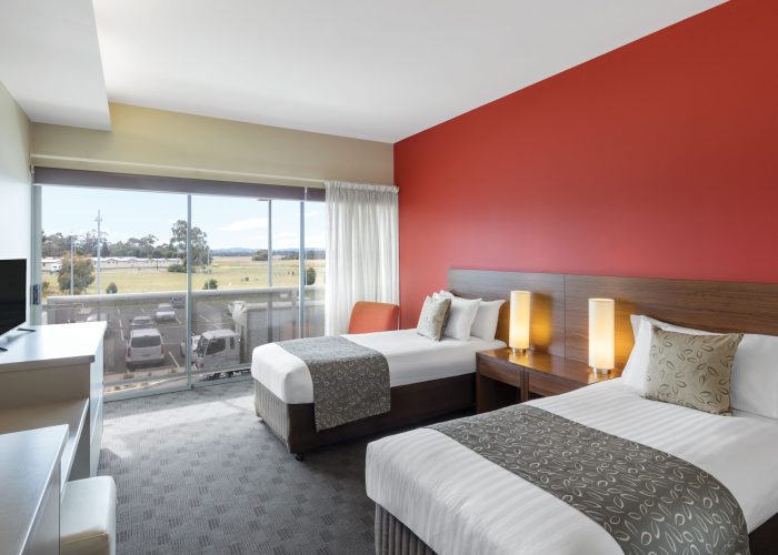 travelodge-hotel-hobart-airport-guest-room-bedroom-twin-01-2018