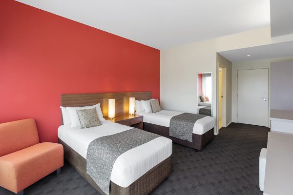 travelodge-hotel-hobart-airport-guest-room-bedroom-twin-03-2018